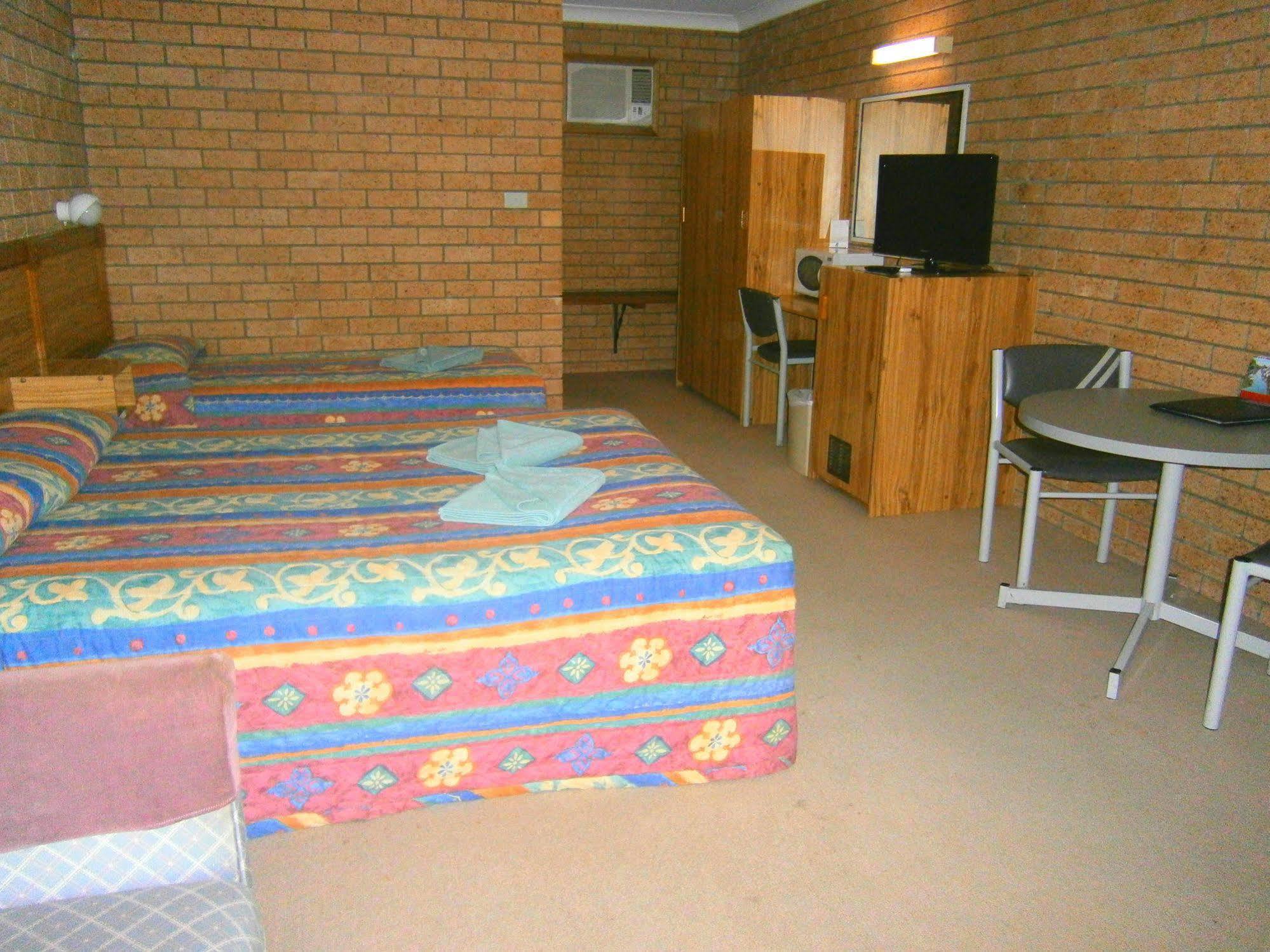 Aaron Inn Motel Нарабри Екстериор снимка
